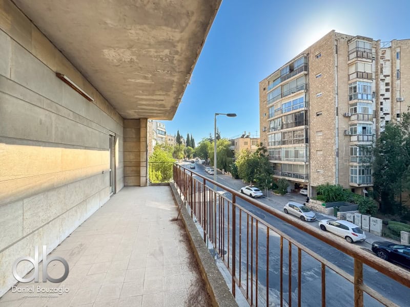 למכירה ברחוב טשרנחובסקי 35חדרים עם חניה ירושלים