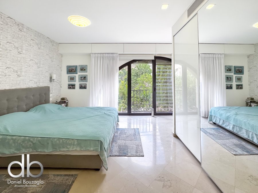 Garden apartment in David VIllage for sale 11 Modern bedroom with large balcony featuring panoramic views in Jerusalem real estate listings by Daniel Bouzaglo.
