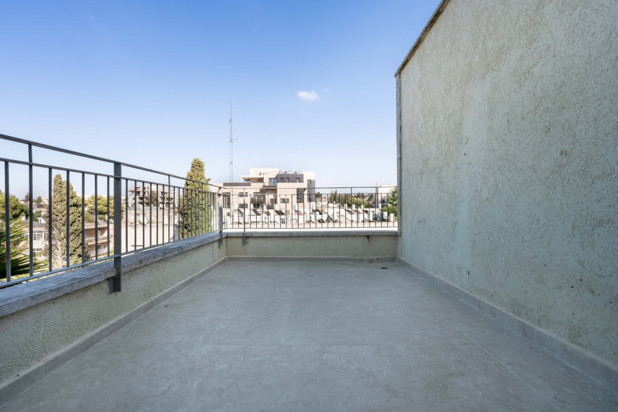 Harakevet rd duplex penthouse for sale 11_1 Modern Jerusalem rooftop terrace with city views, ideal for real estate opportunities in Jerusalem.