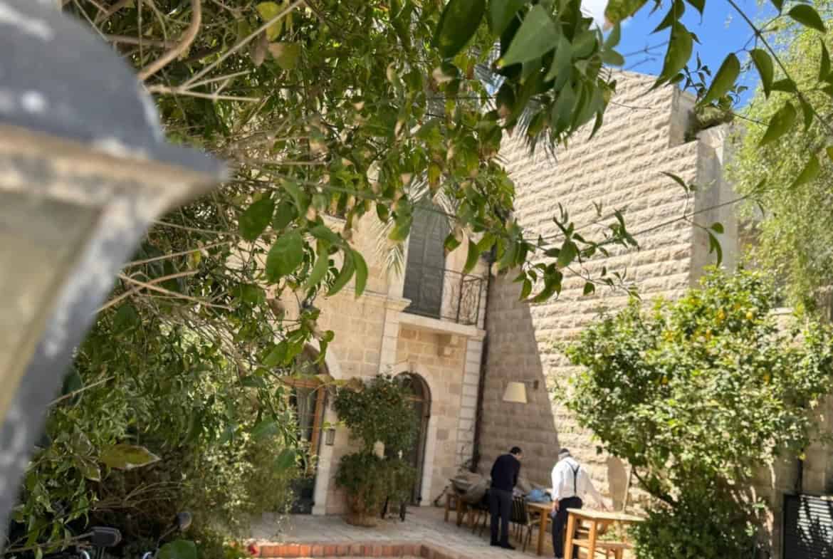 Shaarey Chesed house for sale with building rights