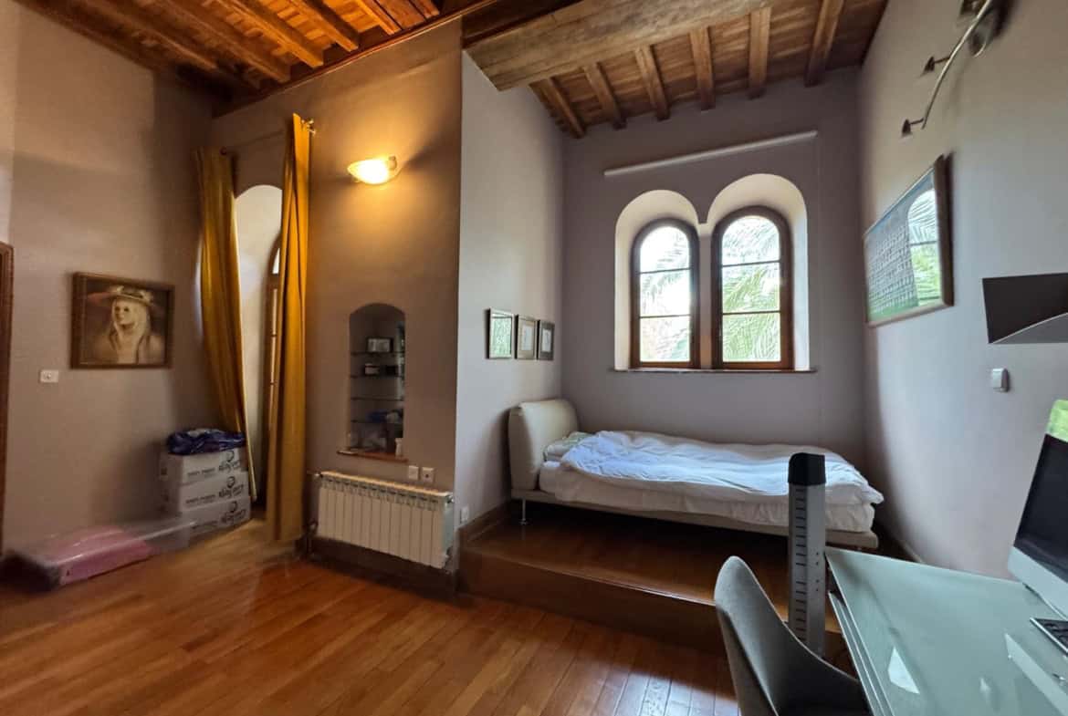 Shaarey Chesed house for sale with building rights