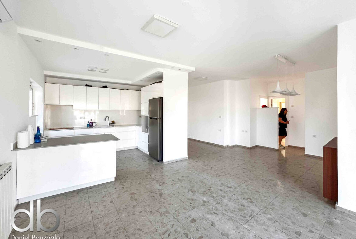 Mekor chaim 4br resale apartment