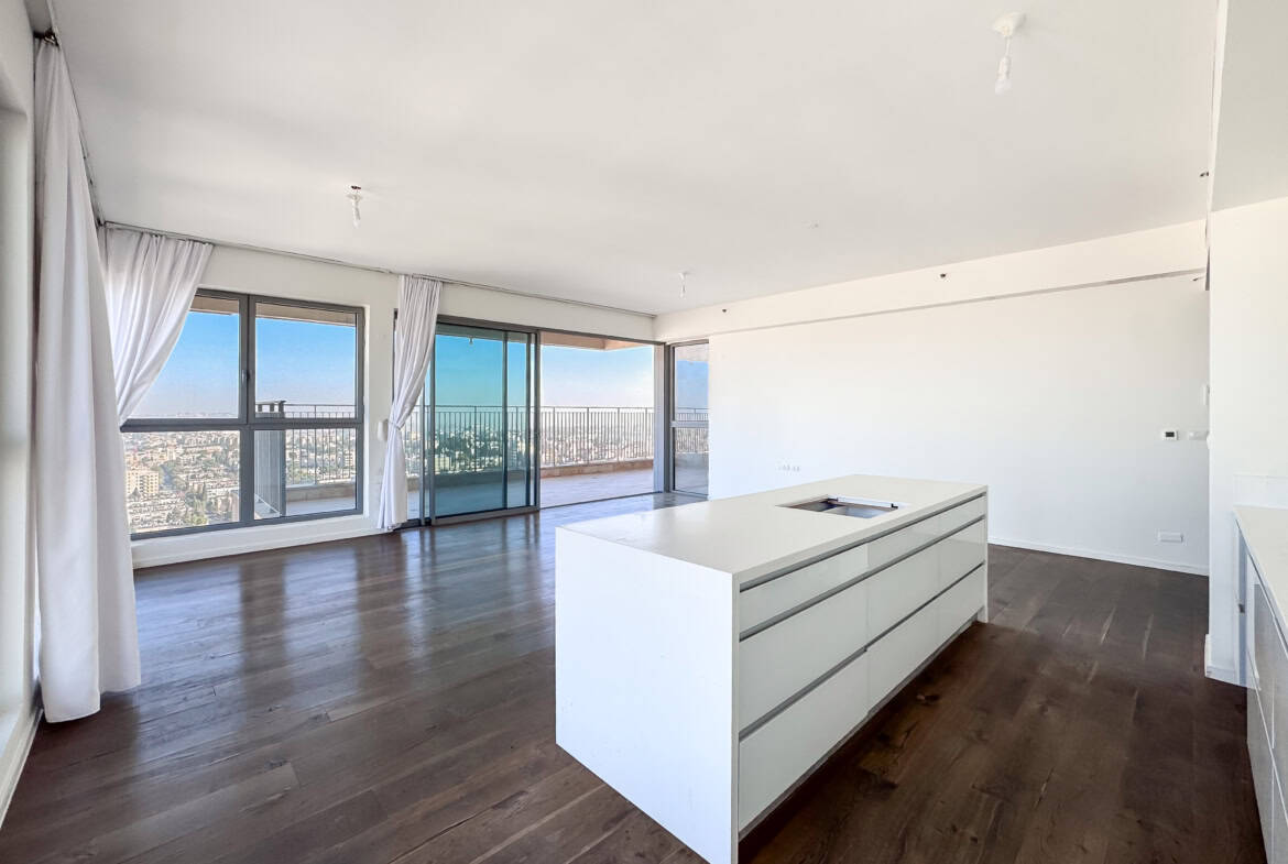 Sophisticated  Mini penthouse with great views from all exposures Arnona