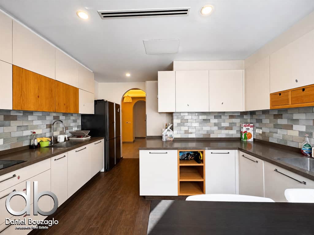 Elegant 5-Room Apartment for sale between Azza Rd and Shaarei Chessed