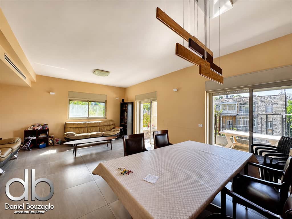 Elegant 5-Room Apartment for sale between Azza Rd and Shaarei Chessed