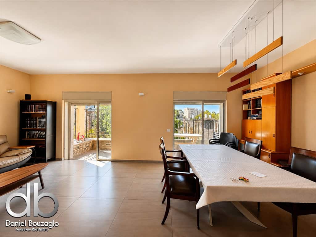 Elegant 5-Room Apartment for sale between Azza Rd and Shaarei Chessed