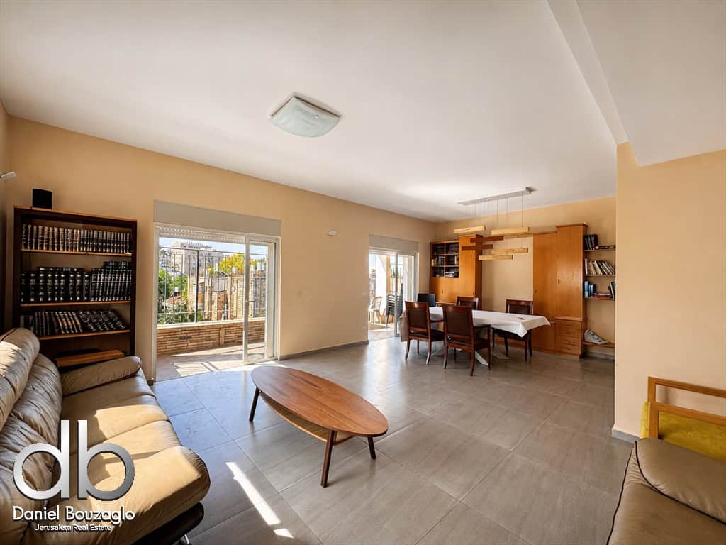 Elegant 5-Room Apartment for sale between Azza Rd and Shaarei Chessed