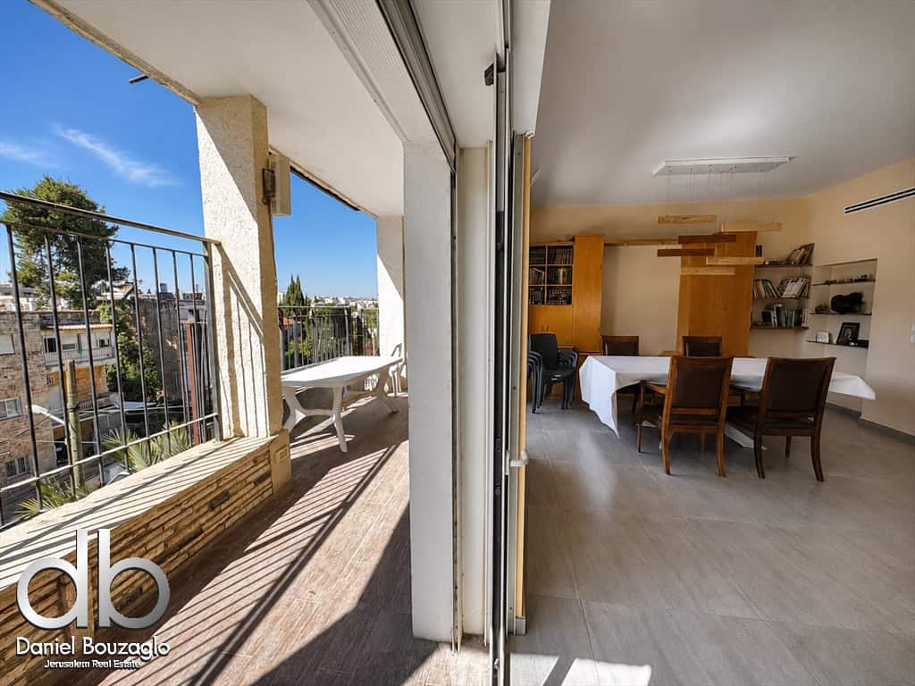 Elegant 5-Room Apartment for sale between Azza Rd and Shaarei Chessed