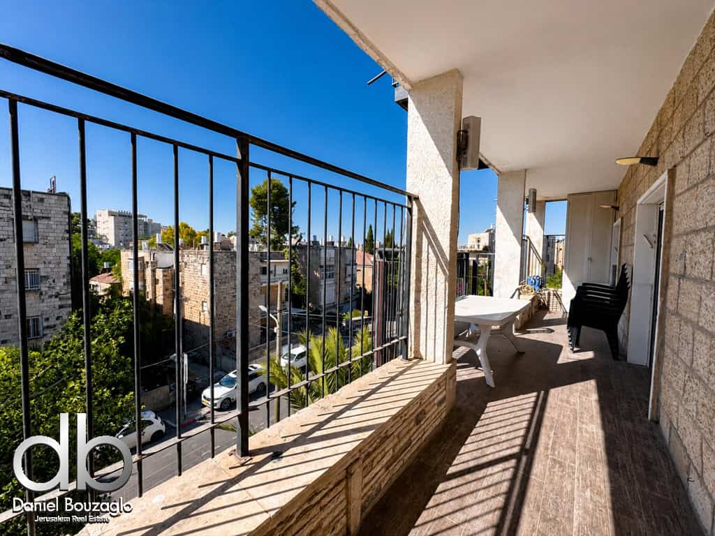 Elegant 5-Room Apartment for sale between Azza Rd and Shaarei Chessed