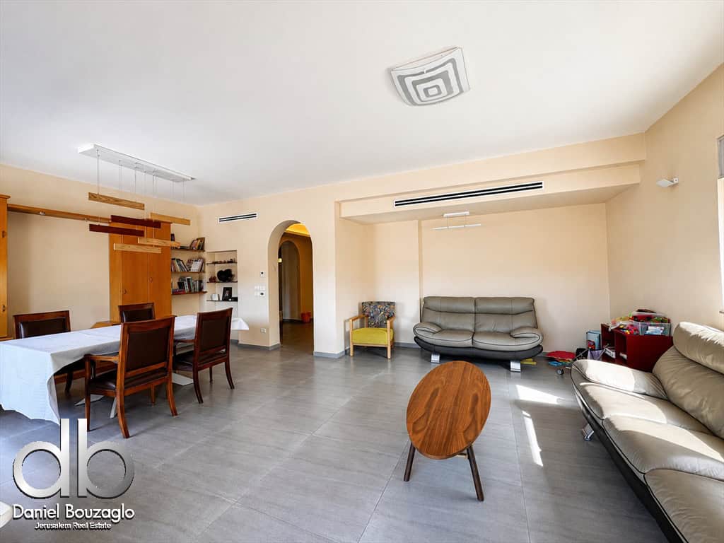 Elegant 5-Room Apartment for sale between Azza Rd and Shaarei Chessed