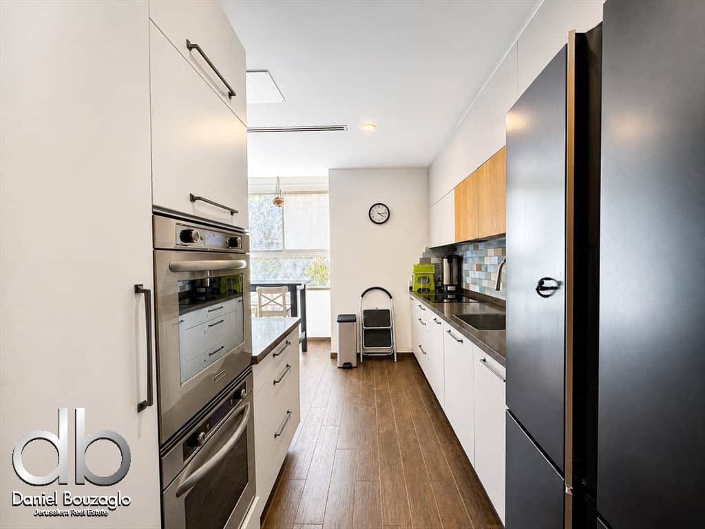 Elegant 5-Room Apartment for sale between Azza Rd and Shaarei Chessed