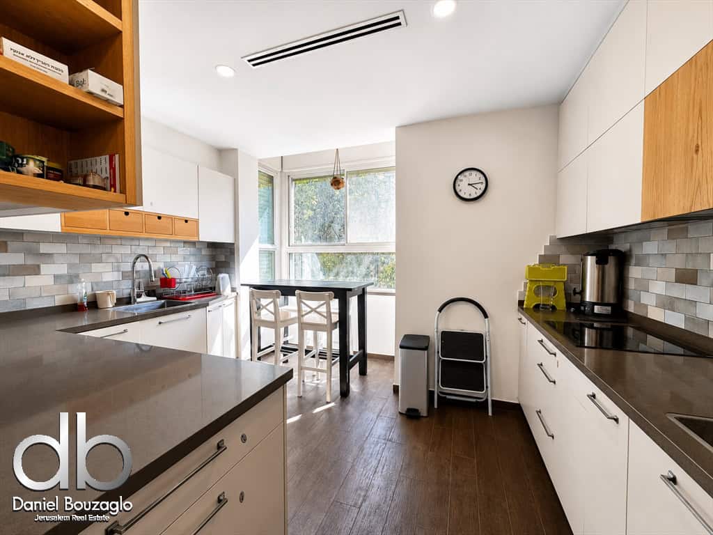 Elegant 5-Room Apartment for sale between Azza Rd and Shaarei Chessed